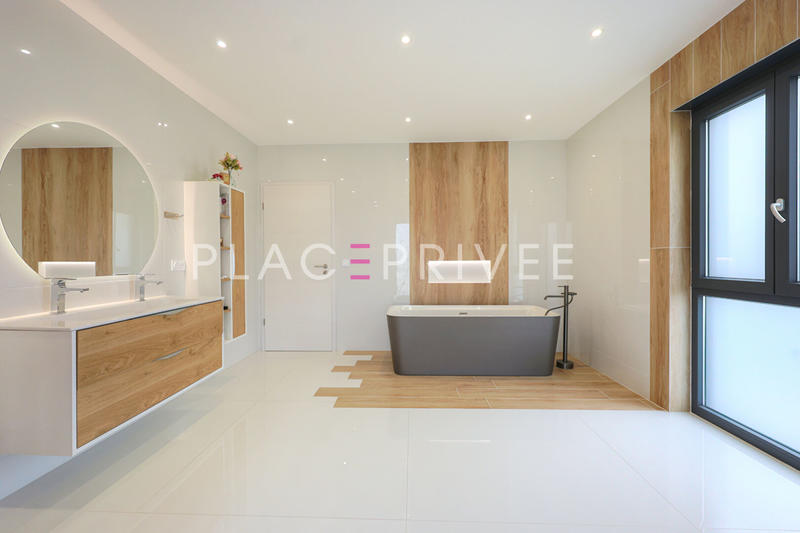 Maison - 300 m² - 9 pièces