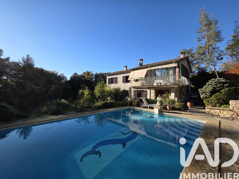 Maison - 295 m² - 9 pièces