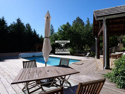 Maison - 330 m² - 8 pièces