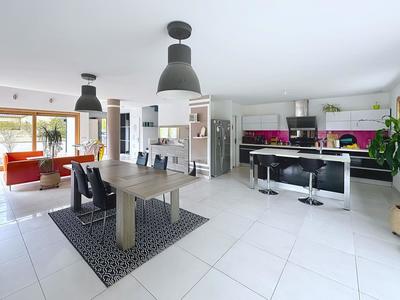 Maison - 220 m² - 5 pièces