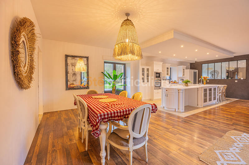 Maison - 226 m² - 7 pièces