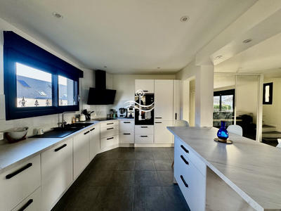 Maison - 208 m² - 9 pièces