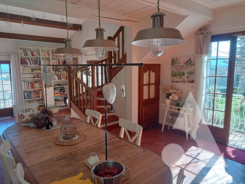 Maison - 290 m² - 10 pièces