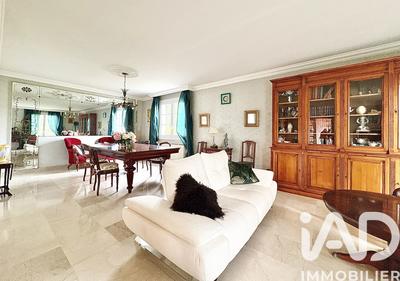 Maison - 216 m² - 10 pièces