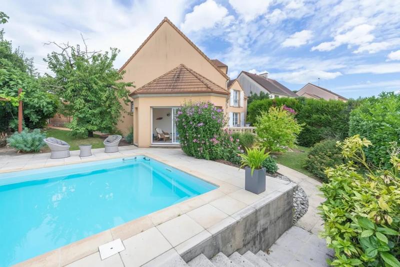 Maison - 212 m² - 8 pièces