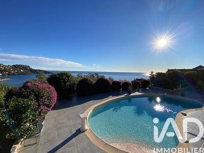 Maison - 219 m² - 7 pièces