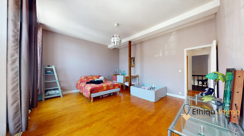 Maison - 228 m² - 8 pièces