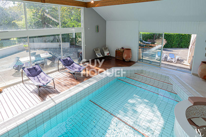 Maison - 550 m² - 9 pièces