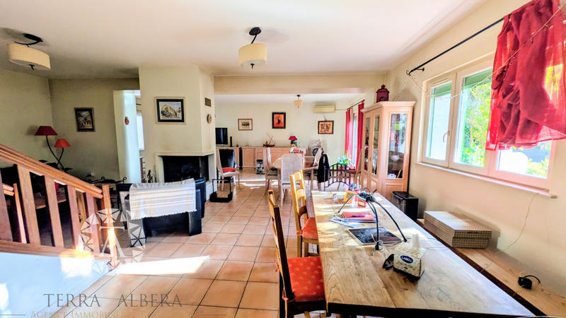 Propriété - 308 m² - 6 pièces