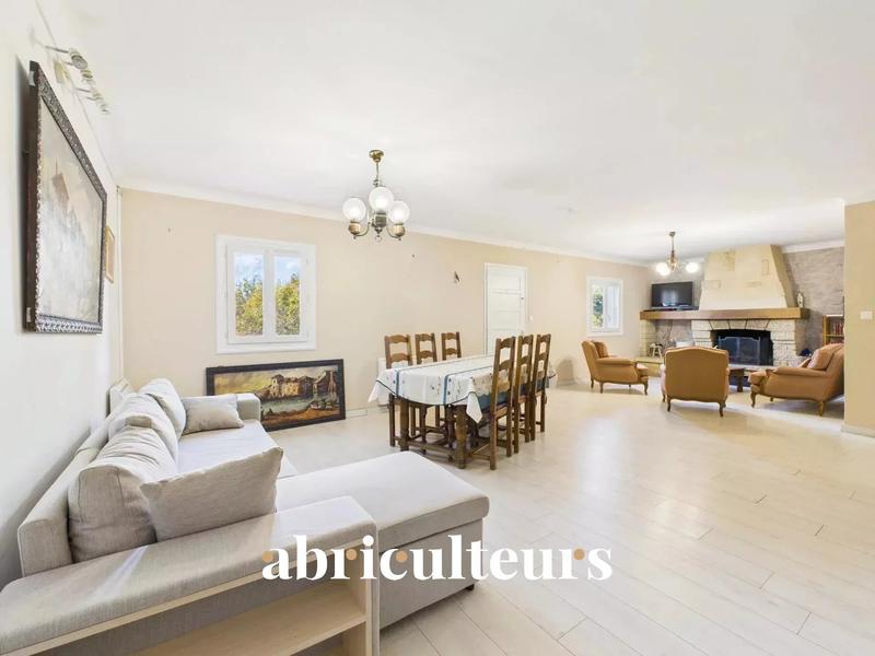 Maison - 232 m² - 8 pièces