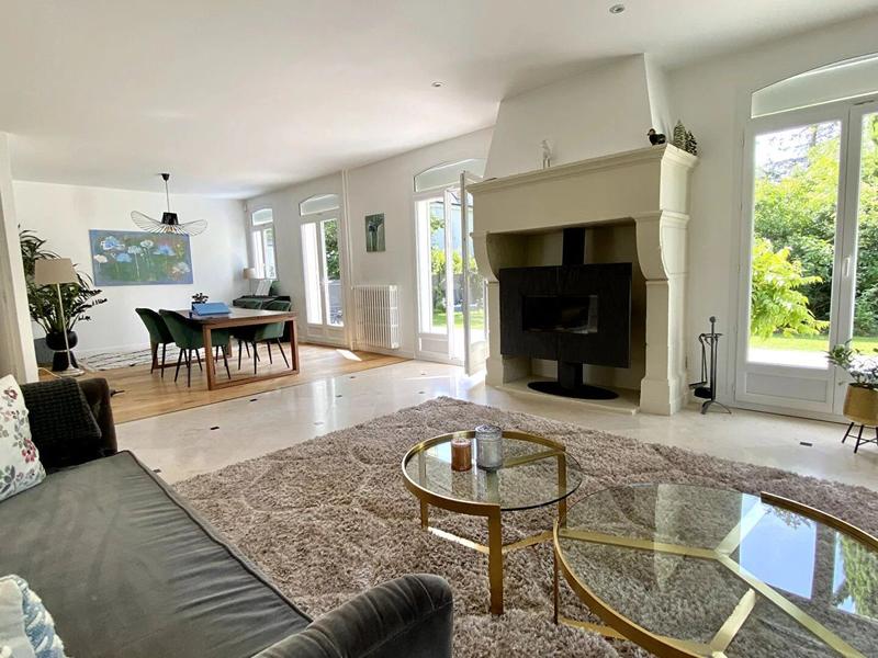 Maison - 305 m² - 6 pièces