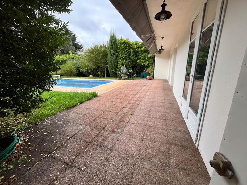 Maison - 220 m² - 10 pièces