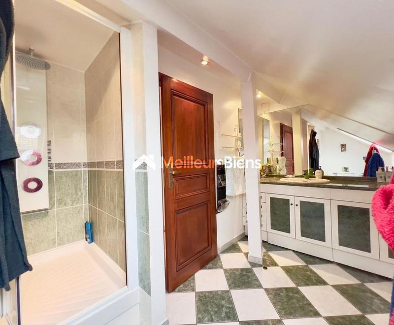 Maison - 185 m² - 8 pièces