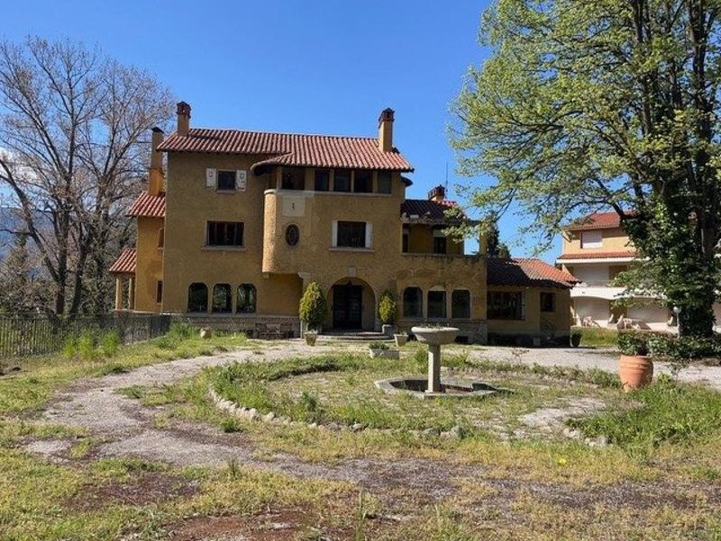 Maison - 421 m² - 14 pièces