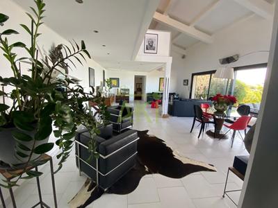 Maison - 220 m² - 6 pièces