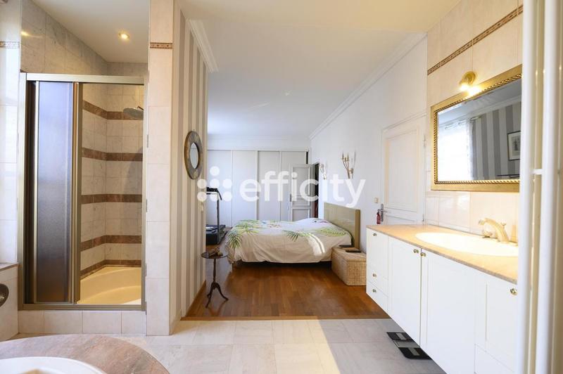 Maison - 223 m² - 9 pièces