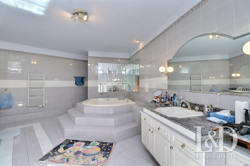 Maison - 425 m² - 14 pièces