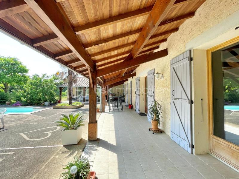 Maison traditionnelle - 270 m² - 7 pièces