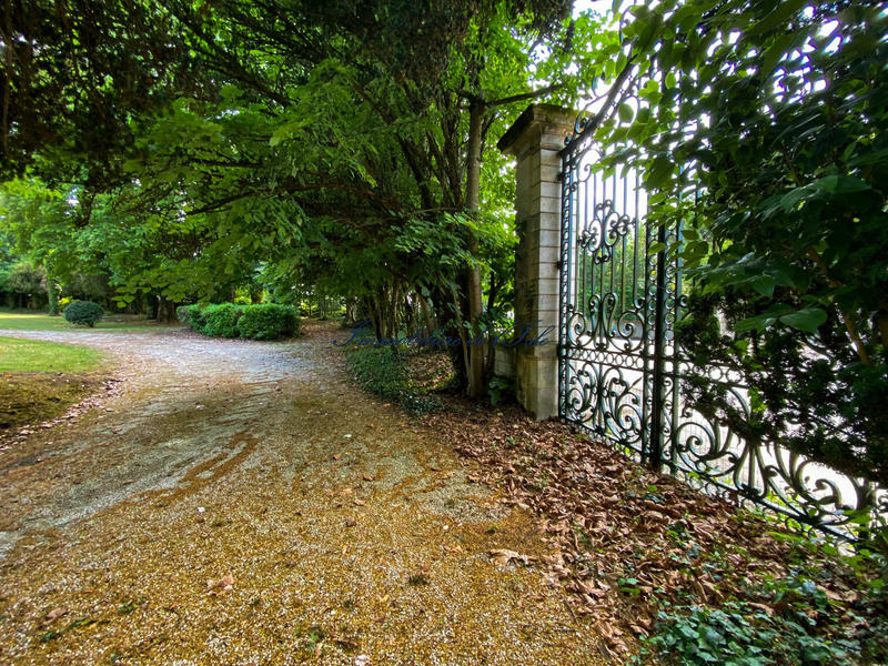 Maison - 440 m² - 14 pièces