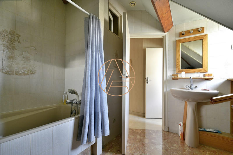 Maison - 203 m² - 9 pièces