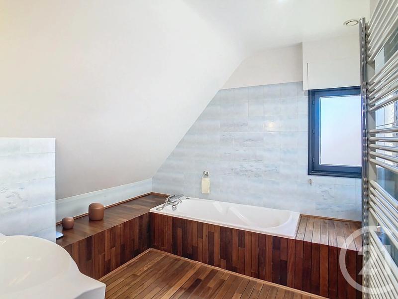 Maison - 243 m² - 9 pièces