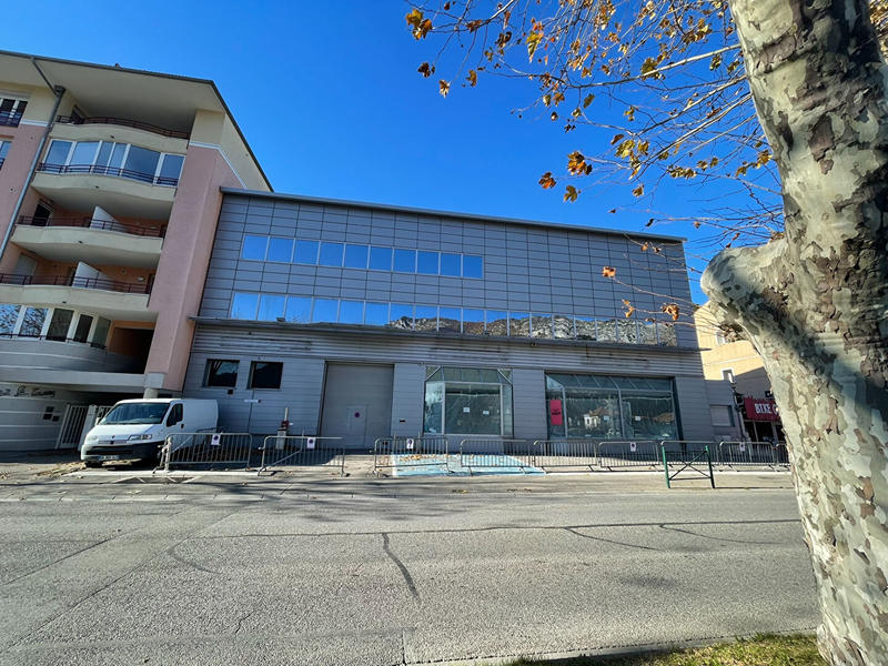 Local commercial - 1 500 m²