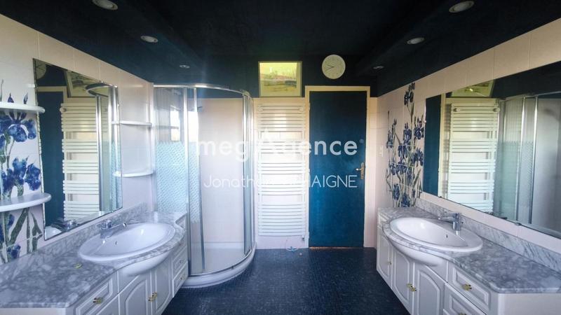 Maison traditionnelle - 159 m² - 7 pièces