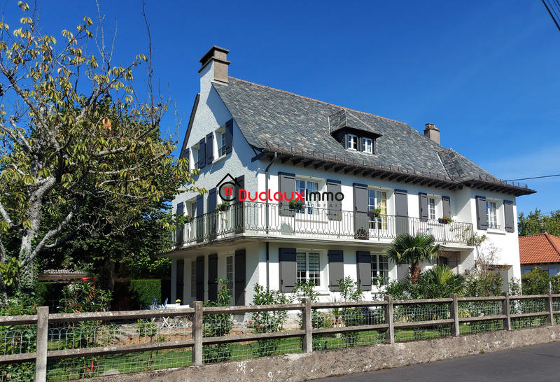 Maison - 250 m² - 11 pièces