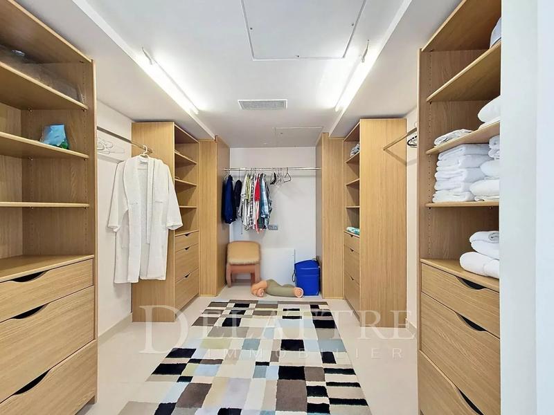 Maison - 222 m² - 8 pièces