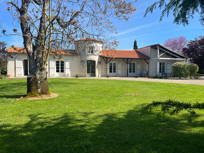 Maison - 210 m² - 7 pièces