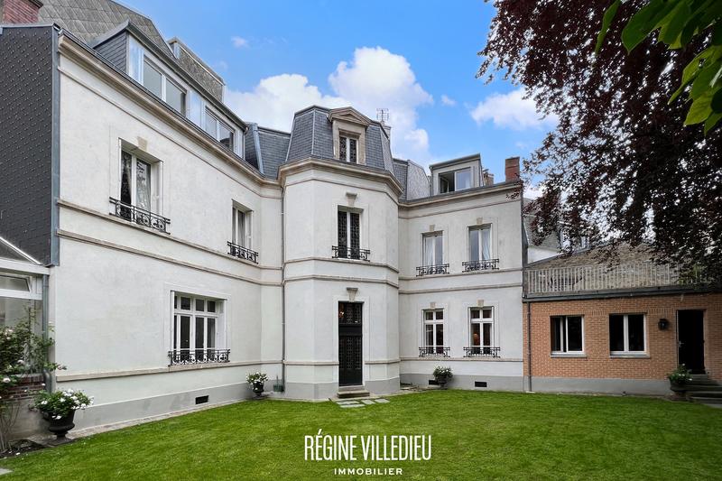 Maison - 372 m² - 11 pièces