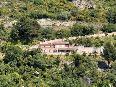 Maison - 256 m² - 8 pièces