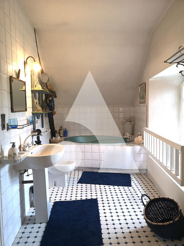 Maison - 260 m² - 7 pièces