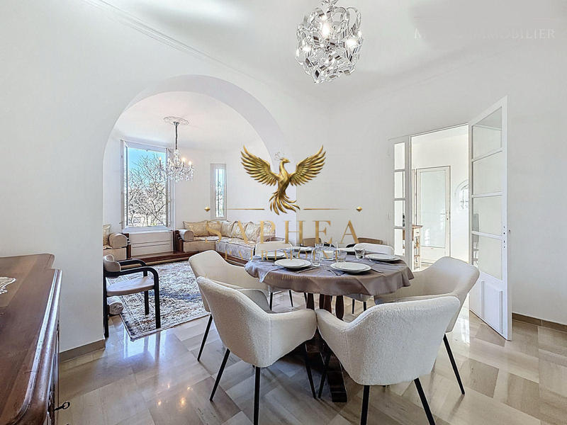 Maison - 330 m² - 10 pièces