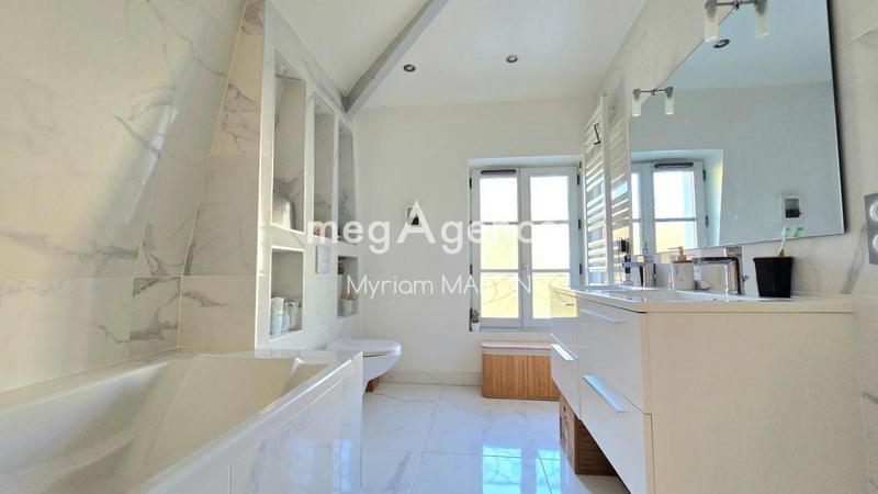 Maison - 232 m² - 9 pièces