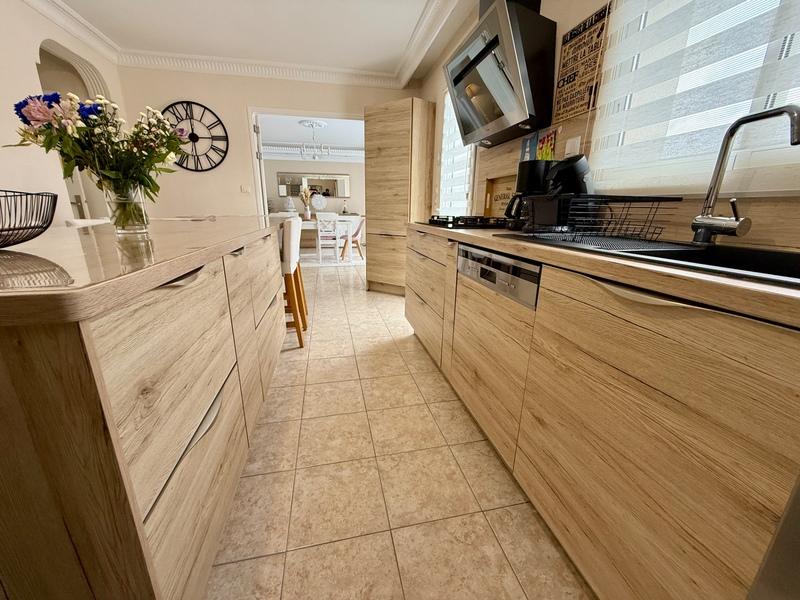 Maison - 180 m² - 9 pièces