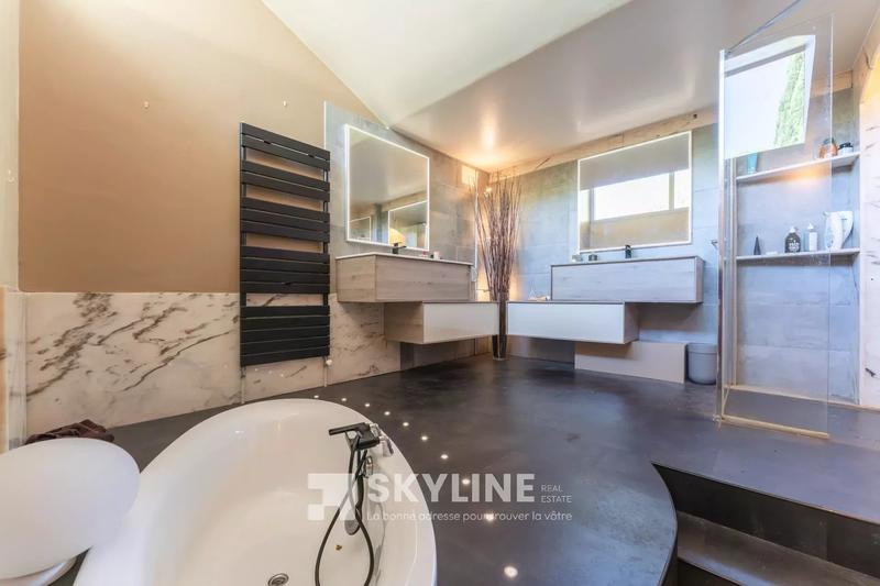 Maison - 320 m² - 8 pièces