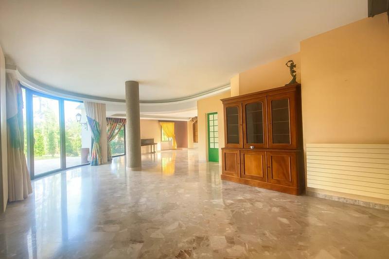 Maison - 290 m² - 6 pièces