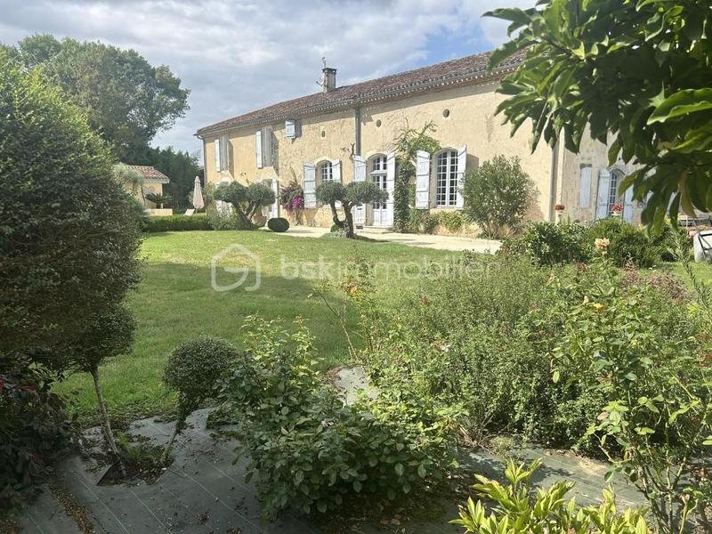 Propriété - 597 m² - 8 pièces