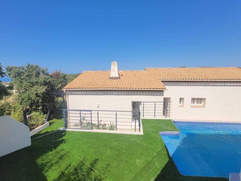 Maison - 256 m² - 8 pièces