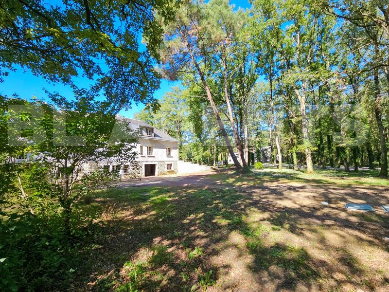 Maison traditionnelle - 250 m² - 8 pièces