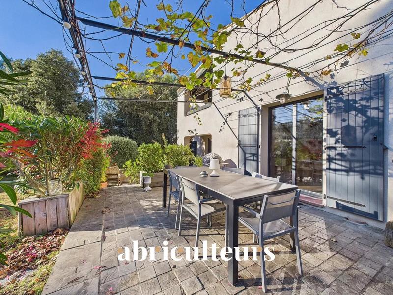 Maison - 252 m² - 8 pièces