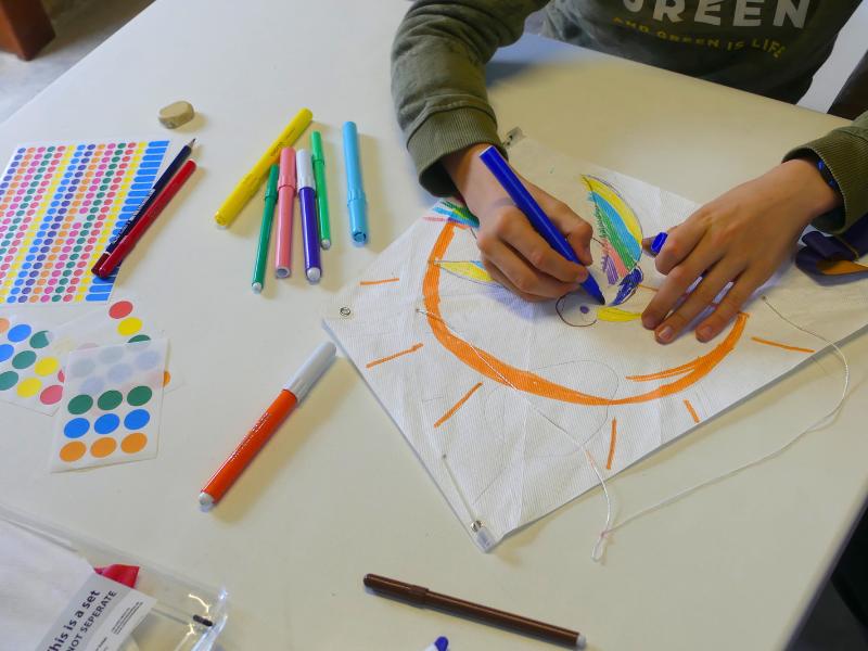 Confection d'un cerf-volant à Terres d'Oiseaux