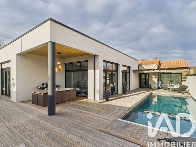 Maison - 210 m² - 6 pièces