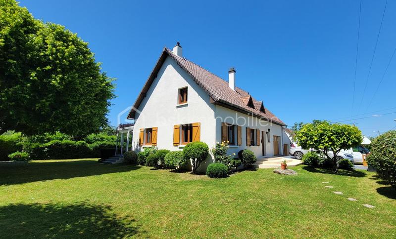 Maison - 222 m² - 8 pièces