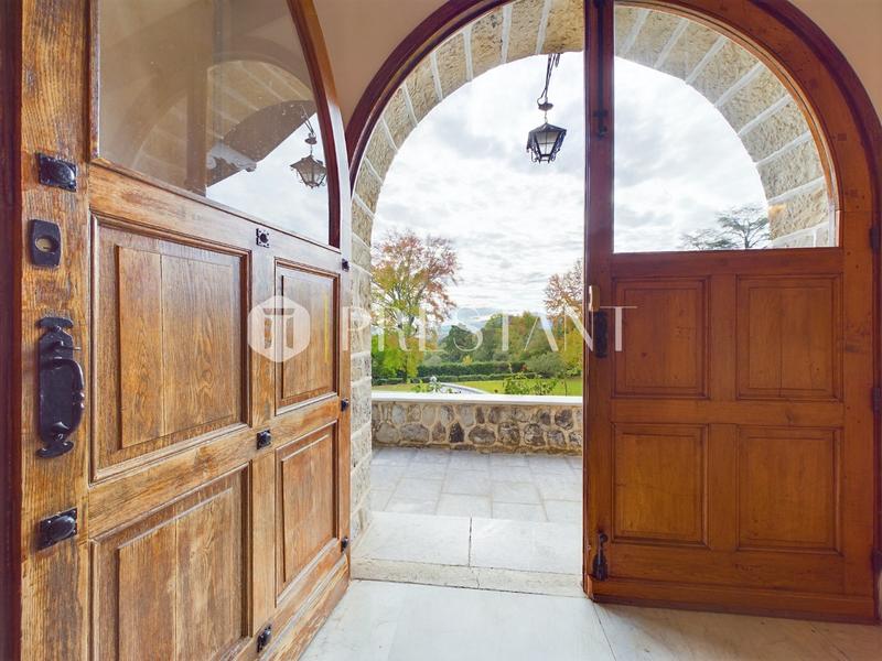 Maison - 550 m² - 12 pièces