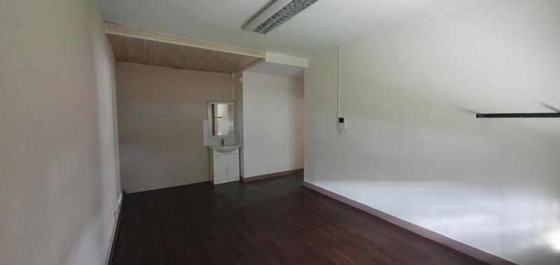 Local d'activité / Entrepôt - 334 m² - 12 pièces