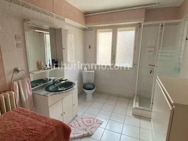 Maison - 230 m² - 6 pièces