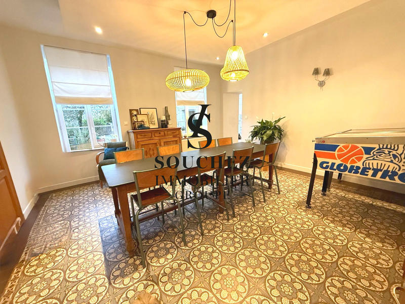 Maison - 250 m² - 8 pièces