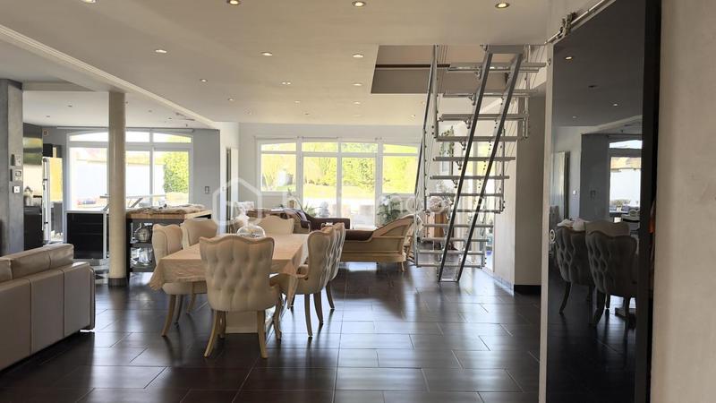 Maison d'architecte - 239 m² - 6 pièces